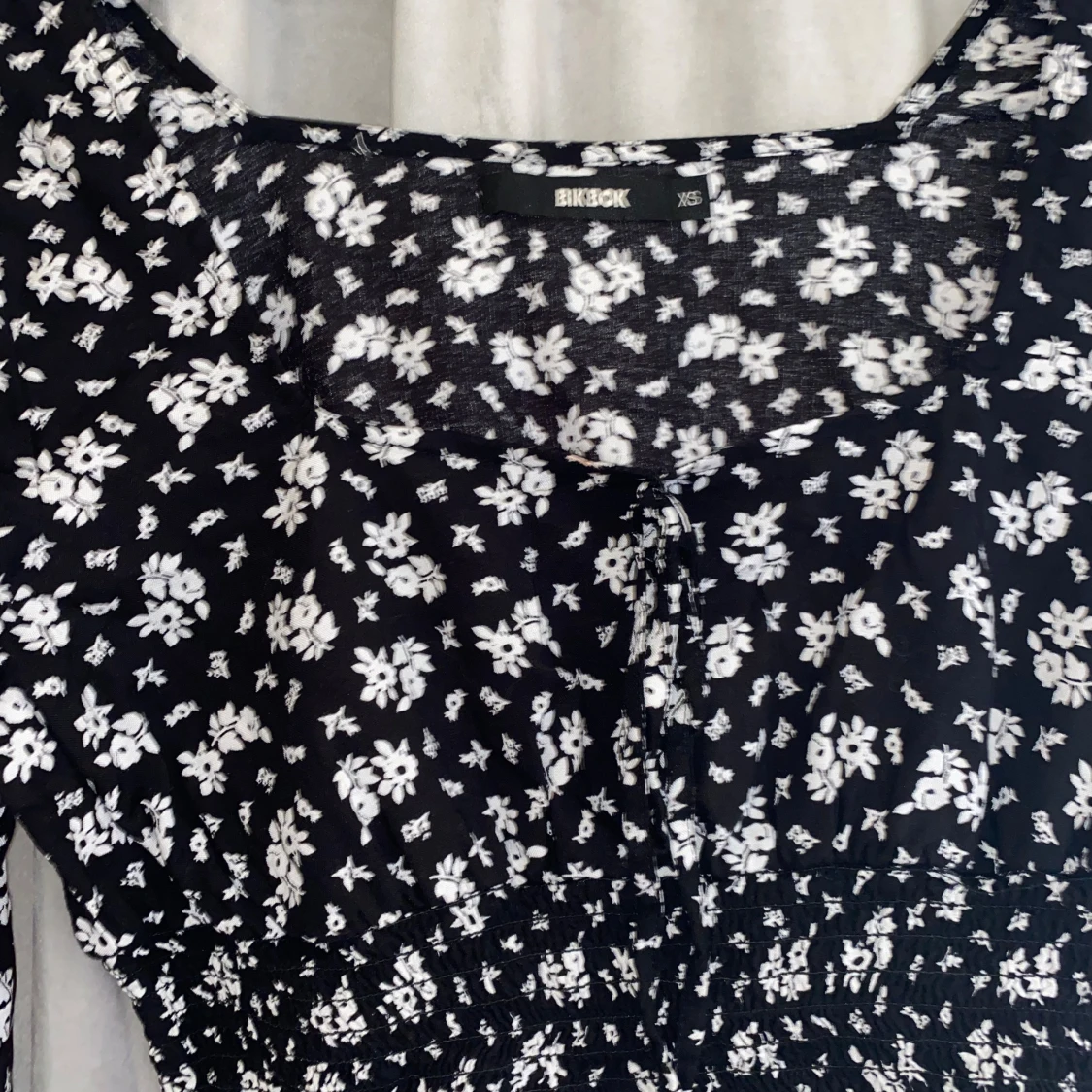 Svart blommig topp från Bik Bok - 91