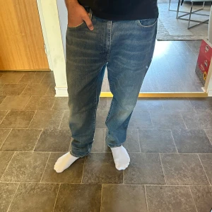 Levis jeans  - Detta är ett par 502 taper hi ball Levis jeans i storlek W36. Skicket är 10/10 då det knappt är använda. Jeansen köptes för 599kr och säljs för 175kr. Pris går att diskuteras!🥂