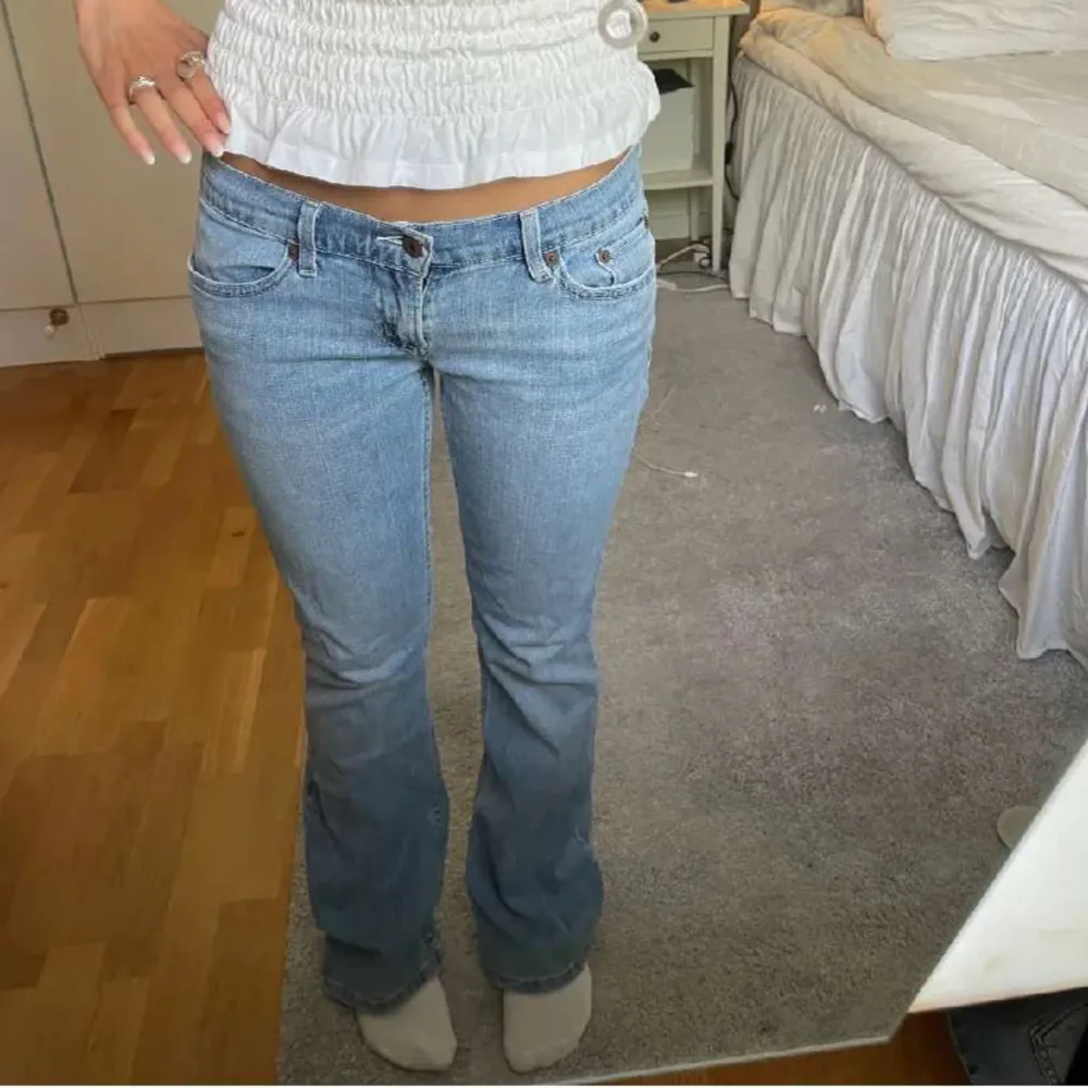 Säljer dessa skit snygga lågmidjade jeansen från Levis, köpte dem på plick men va för små så säljer igen, lagade bak i fickan. Jeans & Byxor.