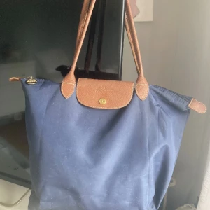 Longchamp väska - Fint skick utanpå, men inuti finns det defekter så skriv för bilder på det!☺️ så bra väska till skolan eller till vardags ! Vid snabb affär kan pris diskuteras 🤝🏼