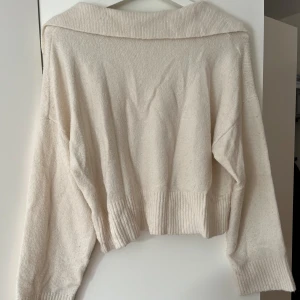 Tunn stickad tröja - Croppad stickad tröja med krage Lite nopprig men annars bra skick