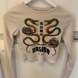 Snygg långärmad magtröja - Skit snygg och cool tröja som är i väldig bra skick använd några gånger, storleken är XXS ifrån new yorker.
