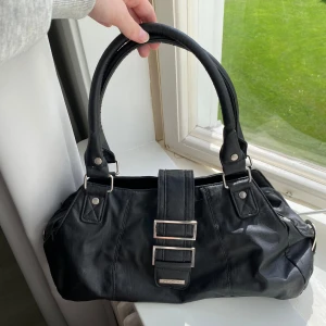 Svart väska - Väska i fakeläder, vet tyvärr inte märket🫶