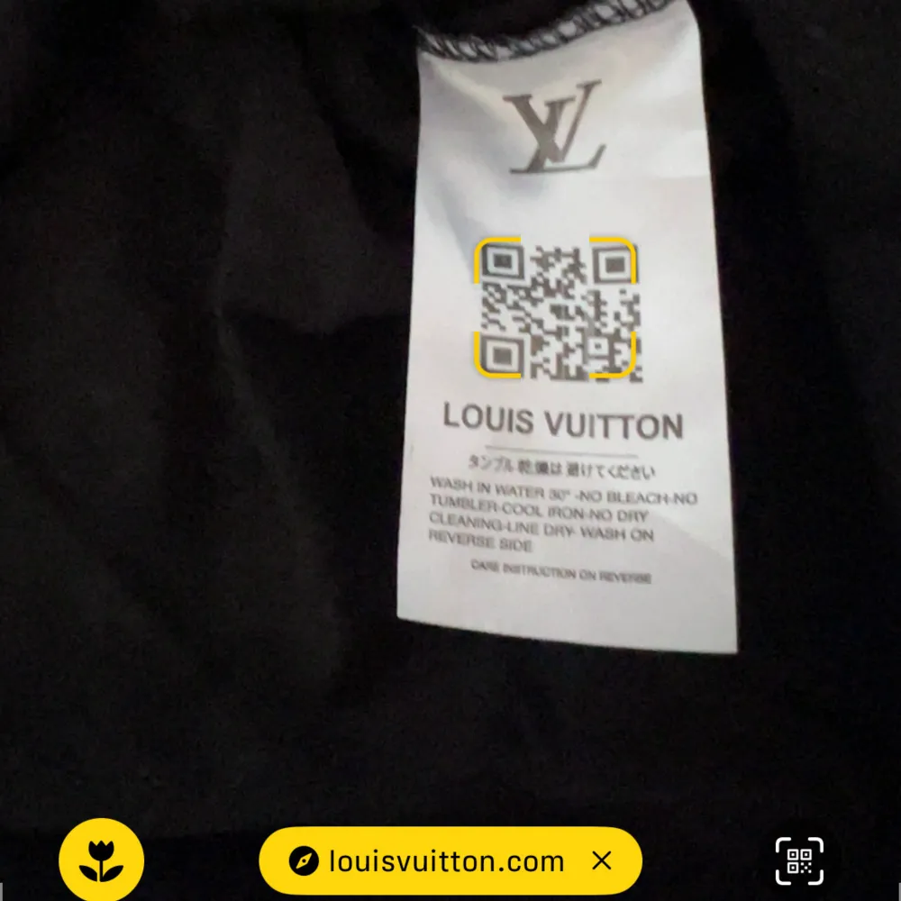 Säljer denna helt nya t-shirt från Louis Vuitton. Det är en Louis Vuitton holographic. condition 10/10. . T-shirts.