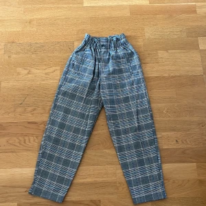 Rutiga byxor  - Rutiga byxor med bra skick 