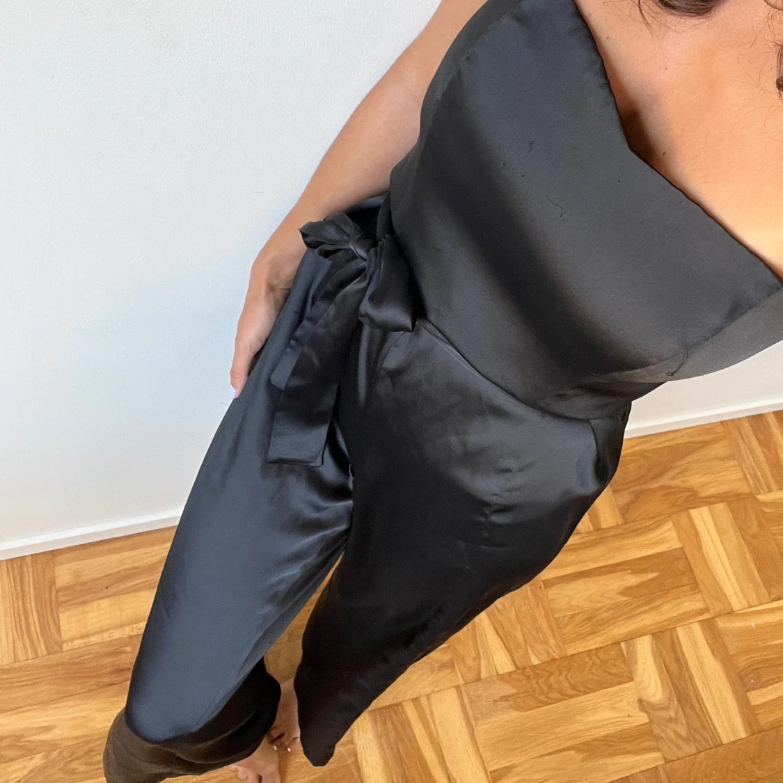 Svart satinjumpsuit - 90