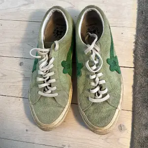 Säljer ett par golf le fleur converse i storlek 44. Rätt ovanlig modell. Se bilder för skick. 