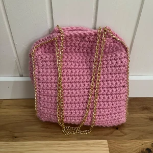 Rosa väska  - Tar beställningar på denna virkade väska som liknar väskorna från stellamccartney.💕
