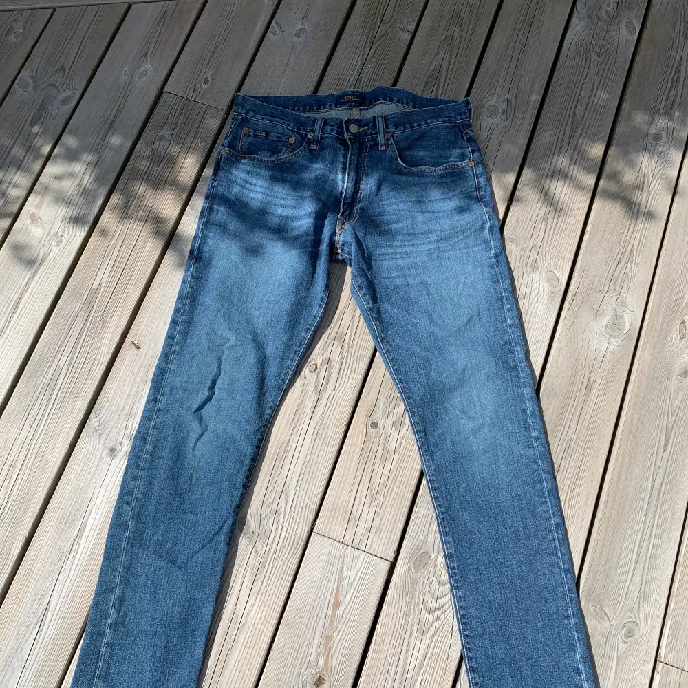 Tja! Säljer mina näsintill helt nya RL jeans. Dem har inga defekter och är i slimfit/straight passformen. Skick 9/10! Funderingar kring jeansen kontakta! Pris kan alltid diskuteras!. Jeans & Byxor.