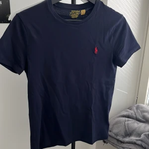 Ralph Lauren T-shirt - Tja säljer nu min polo T-shirt eftersom att den är för liten för mig. Skicket skulle jag säga är väldigt bra använd ett fåtal gånger o inga defekter på den.