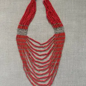 Vintage och unikt rött halsband med flera rader av små och avlånga pärlor. Inga defekter! 