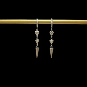 Silverörhängen med hjärtan och koner - Priset gällar för ett par örhängen. Eleganta silverörhängen med två små hjärtan och en hängande konformad detalj. Perfekta för att ge en stilren touch till din outfit.