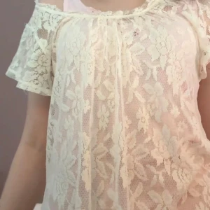 Vit spetsblus - Säljer en supersöt vit spetsblus från Kappahl! Blusen har en lös passform och blommigt mönster❣️Hör av dig vid frågor eller funderingar