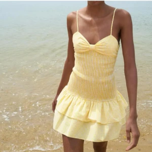 Zara klänning - Så fin gul klänning från Zara, helt slutsåld! Säljer pga för liten för mig