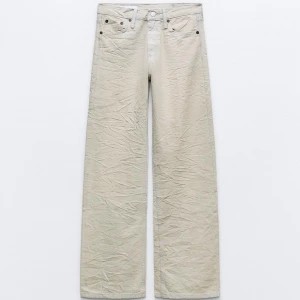 Jeans zara - Snygga beige jeansbyxor med en straight passform. Dom är som nya från Zara! Passar om man är i längd 160 och lite längre 