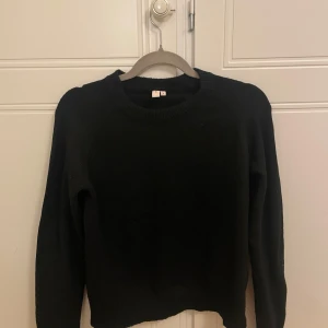 Svart tröja från Nelly(storlek s) - Säljer en stilren svart tröja från Nelly i storlek S. Tröjan har en klassisk design med rund hals och långa ärmar.