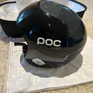 Hjälm från POC, racinghjälm, köpt f 3000sek. Säljer för 950sek, ej använd- endast provad för fotografering. - Ej använd-endast provad och fotograferad. POC Skull Dura X Spin är en helt ny racinghjälm med Race Lock-teknik för ännu mer säkerhet ute i backen. Passformstekniken Race Lock säkerställer att skidåkare kan låsa hjälmen tätt mot huvudet för att minimera vibrationer vid höga hastigheter. Det är utvecklat så att justeringssystemet inte stör racepositionen och sitter perfekt i linje med hjälmskalet. Hjälmen är också försedd med multi-impact EPP liner som är ett material som tål upprepade stötar