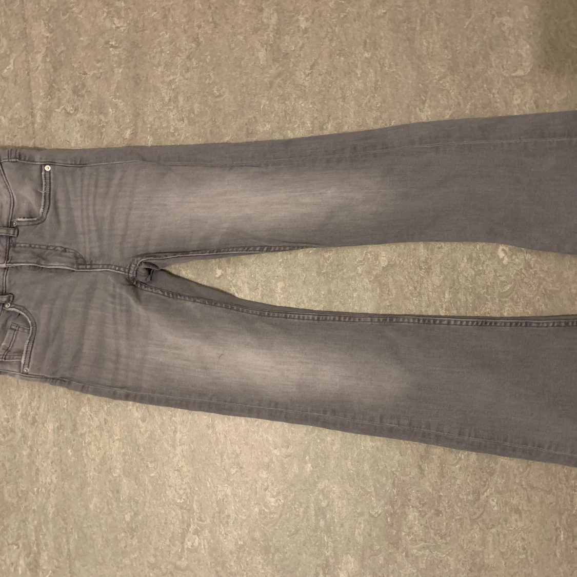 Grå jeansbyxor