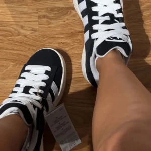 Adidas campus 00 - Säljer mina adidas Camus eftersom dom är lite för stora för mig, använda runt 5/7 gånger men i bra skick. 💞