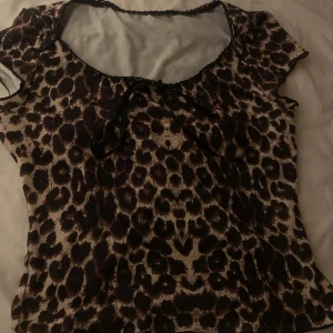 Tröja  - Säljer tröja, Det är en bra skick, använd 1 gång, fin glamortröja