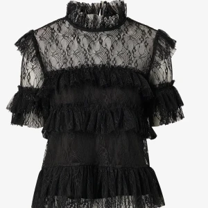 By malina blus - Säljer min superfina By Malina blus i nyskick då den är i fel storlek. Nypris är 1700kr. Högsta budet just nu 800kr