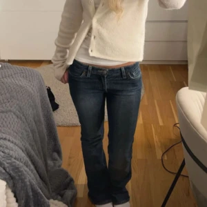 Mörkblå jeans med bootcut - Obs dragkedjan är ur led men går att få upp! Snygga mörkblå jeans med bootcut-stil. De har en låg midja och en klassisk femficksdesign. Perfekta för en avslappnad look. Fårm crocker