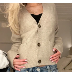 Kofta - Säljer denna så söta kofta från uniqlo i stolek S men skulle säga att den även passar mindre stolekar.☺️ köpte tröjan av en annan tjej här på plick och bilderna är därmed lånade därifrån❤️ skriv privat för egna bilder