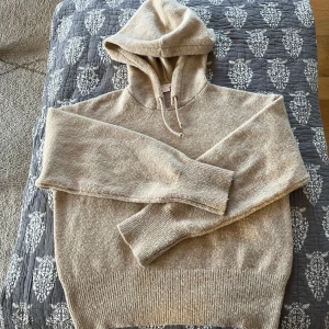Stickad hoodie  - Säljer denna superfina och mysiga stickade hoodien från Gina Tricot💕Den är i bra skick och är i storlek 158/164 ! Säljer för att den tyvärr inte kommer till användning, knappt använd’