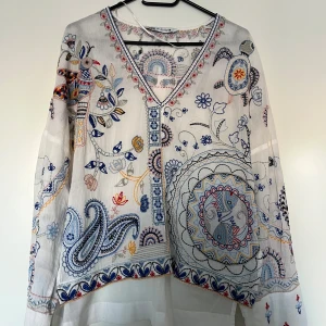 Broderad blus, ZARA, L - Vacker broderad blus med fina detaljer från ZARA i storlek L. Mycket fint skick, som ny då knappt använd. 100% bomull, broderier i 100% polyester.   Mått:  Längd ca 60 cm Byst ca 61 cm Midja ca 57 cm