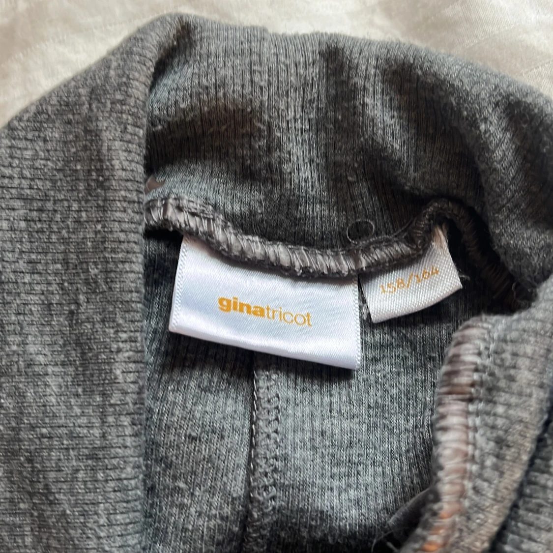 Grå ribbade byxor från Gina Tricot - 2