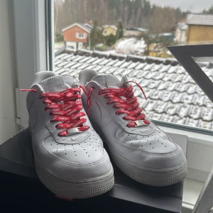 Nike Air Force supreme  - Säljer ett par vita Nike Air Force supreme! Har knappt använt dom, storlek 44