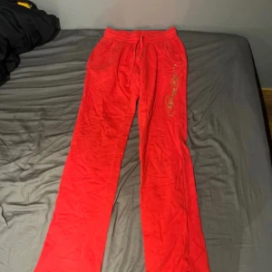 Röda mjukisbyxor från Ed Hardy - Snygga röda mjukisbyxor från Ed Hardy med ett coolt tigertryck och logga i guld. I bra skick, passar XS-M