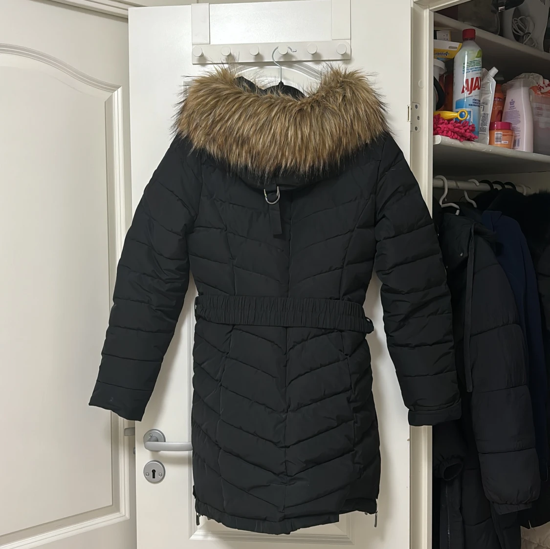 Svart dunjacka med pälsdetaljer - 1