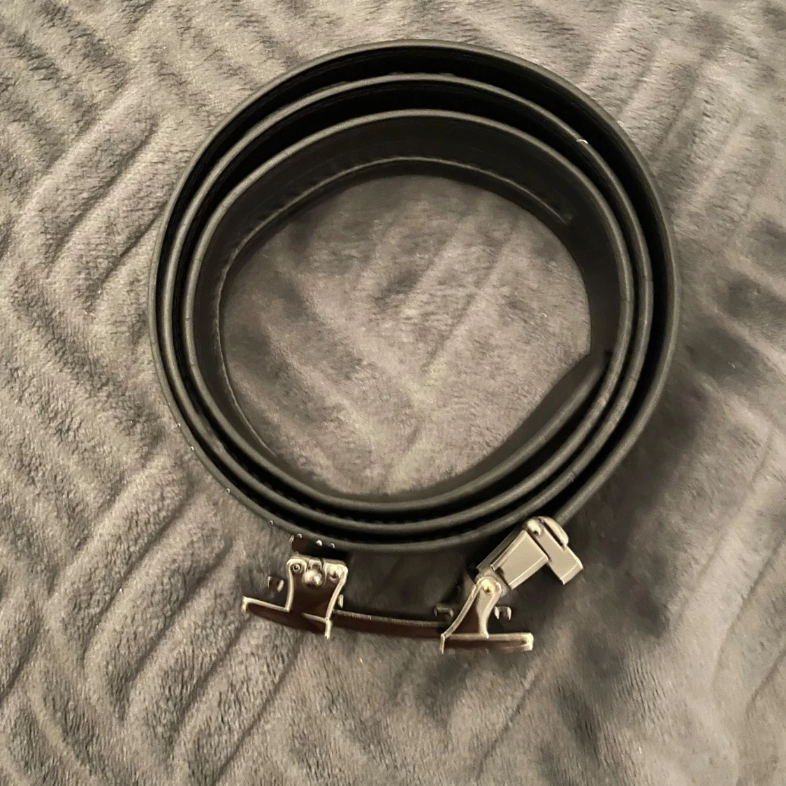 Svart bälte med H-spänne - 1