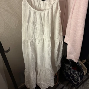 Vit sommarklänning - Säljer en luftig och somrig vit klänning med volanger. Klänningen är ärmlös och har en avslappnad passform, perfekt för varma dagar. Strl S och passar S-M💖💖