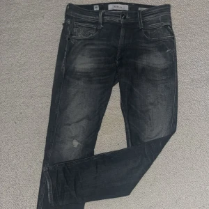 Replay Jeans - Snygga svarta Replay Anbass jeans i slim fit. De har en cool tvättad look med lätt slitna detaljer. Perfekta för en stilren och modern outfit. 🖤