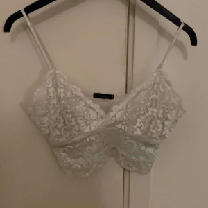 Vit spetslinne  - Säljer en söt vit spetslinne, New Yorker strl s 