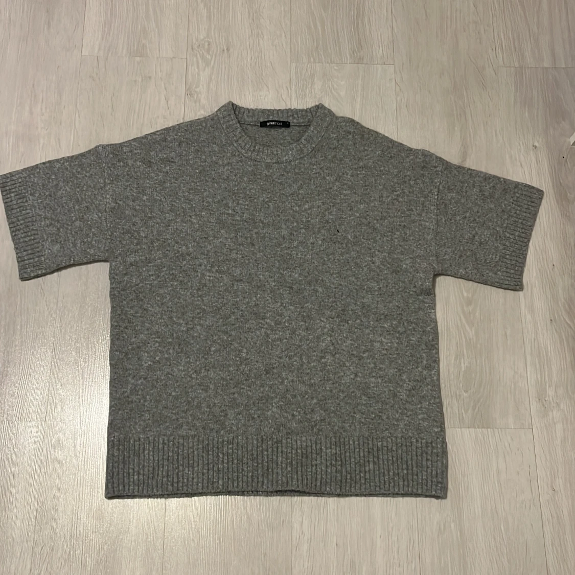 Grå stickad tröja från Gina Tricot