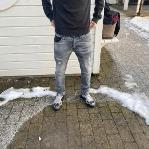 Grå jeans med slitningar - Ett par tvär feta Jack & Jones jeans med slitningar🙌| modell: Slim - Glenn👖| skick 9/10✅| modellen är 184| Bara att skriva vid några frågor! 