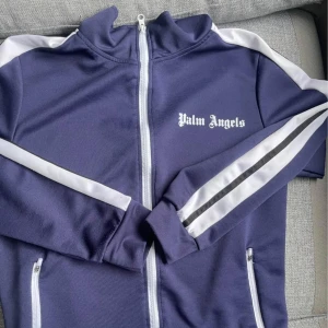 Palm Angels Tracksuit - I väldigt bra skick, säljer på grund av den inte passar mig längre! Strlk M på byxorna och koftan! 
