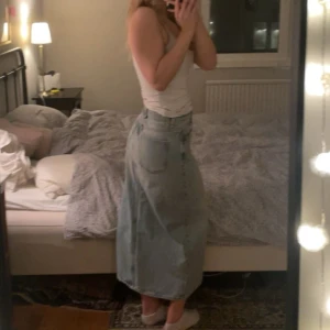 Ljusblå jeanskjol med slits - Lång ljusblå jeanskjol, perfekt till sommaren🤍