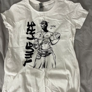 2pac T-shirt  - Vit 2pac T-shirt i storlek S. Använd fåtal gånger. Fler frågor? Tveka inte att skriva o fråga.