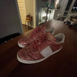 intressekoll, valentino skor - helt nya, använda en gång, tror jag har kvar dust bag men jag är inte helt säker… nypris är cirka 7-10 tusen kr, den är limited edition och finns inte på hemsidan