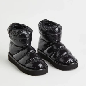 H&M - Svarta mysiga boots, 37 - Snygga svarta boots från h&m. Storlek 37. Endast använda 1 gång