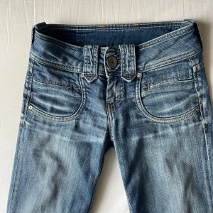 Lågmidjade jeans - Supersnygga Lågmidjade jeans från Pepe Jeans, W24 L30. De är raka i modellen men syns lite dåligt då bilderna är tagna uppifrån💞