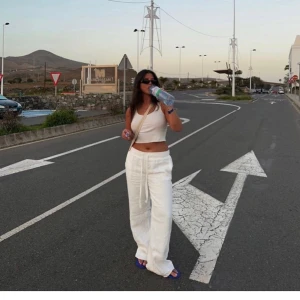 Vita linnebyxor från alobhalabel.com - Snygga vita linnebyxor från Alohas med en avslappnad passform. Byxorna har en låg midja och knytband i midjan för justerbar passform. Perfekta för en somrig look. Säljer dom då dom inte kommit till användning då dom är förstora för mig.💗