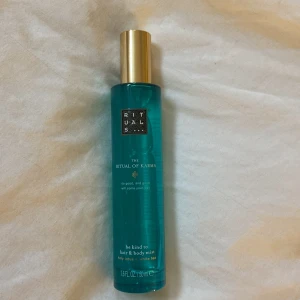 The Ritual of Karma Hair & Body Mist - Fräsch och upplyftande hår- och kroppsmist från Rituals, The Ritual of Karma. Nypris 269kr. Knappt använd, så det är mycket kvar som ni ser på bilden🥰