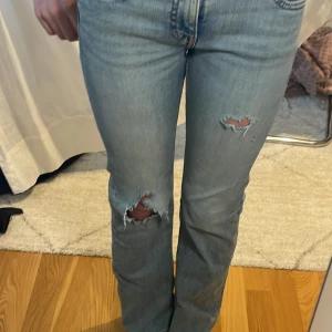 Blå jeans från Kappahl - Snygga blå jeans från Kappahl med slitna detaljer på knäna. De har en klassisk femficksdesign och en bekväm passform. Perfekta för en avslappnad stil. Low waist och super fina💕Diskuterar gärna pris💗