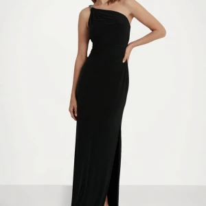 Ralph Lauren Festklänning/ Balklänning  - Säljer min elegant svart långklänning från Lauren Ralph Lauren i storlek 40/42. Använd bara en gång. Ord. Pris 3195, säljs för 1000kr. Kan användas vid flera olika tillfällen som för balen och bröllop. Fler bilder kan skickas vid intresse. Perfekt för en glamorös kväll så som till balen eller bröllop.