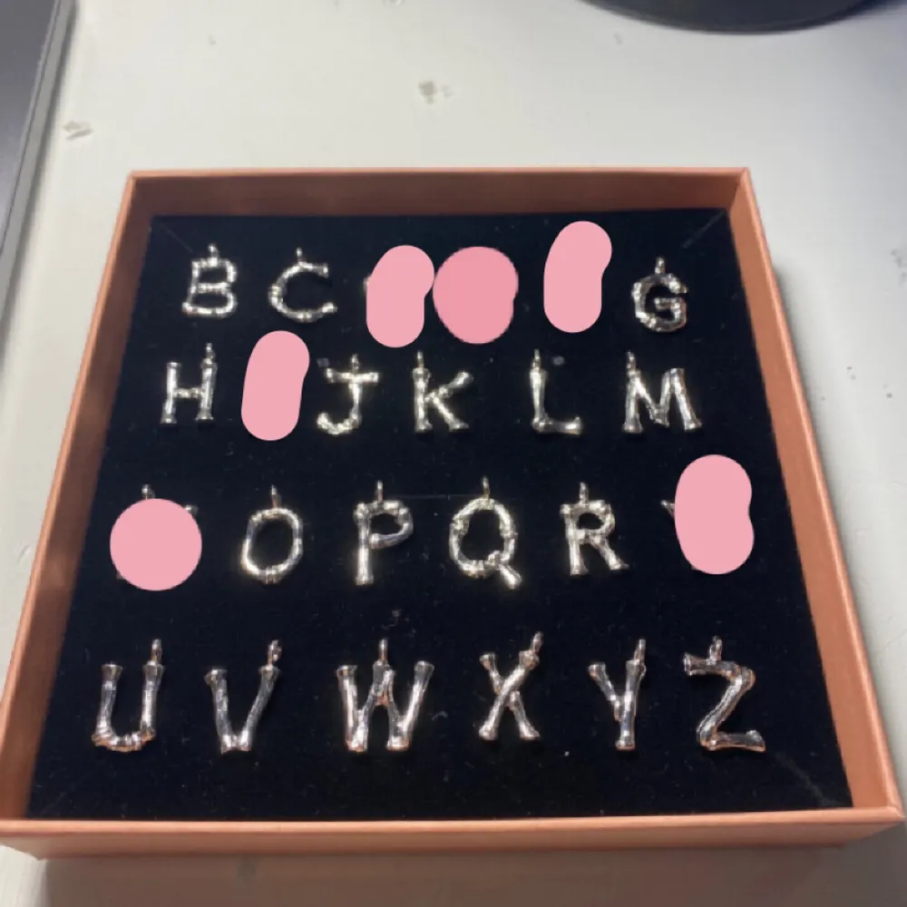 Säljer bokstavs berlocker man sätter på halsband! Dom som är på bild finns kvar💕Om ni vill köpa, skriv privat vilken bokstav ni vill ha och efter de tryck på köp🩷Dom kostar 19kr/st och är helt nya och aldrig andvända! Kedja hänger inte med. Asusteet.